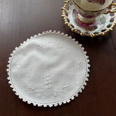 画像2: イギリス ヴィンテージ Sconesスコーン ホワイトリネンドイリー ハンドメイド手刺繍 (約18cm) (2)