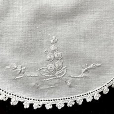 画像5: イギリス ヴィンテージ Sconesスコーン ホワイトリネンドイリー ハンドメイド手刺繍 (約18cm) (5)