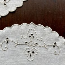 画像9: イギリス ヴィンテージ リネンドイリー2枚セット アイレットエクリュ色のハンドメイド刺繍 (約24cm) (9)