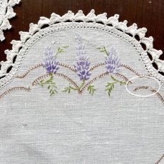 画像9: イギリス ヴィンテージ リネンドイリー 2枚セット藤の花ハンドメイド刺繍 クロッシェレース(約23cm) (9)