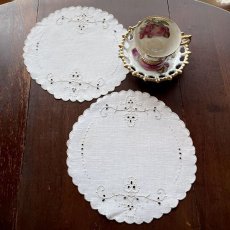 画像1: イギリス ヴィンテージ リネンドイリー2枚セット アイレットエクリュ色のハンドメイド刺繍 (約24cm) (1)