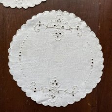 画像8: イギリス ヴィンテージ リネンドイリー2枚セット アイレットエクリュ色のハンドメイド刺繍 (約24cm) (8)