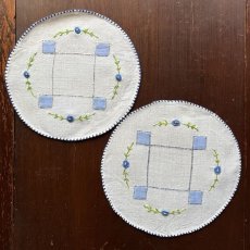 画像3: イギリス ヴィンテージ  リネンドイリー 2枚セット爽やかなブルーのお花ハンドメイド刺繍 ドロンワーク(約18cm) (3)