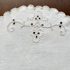 画像6: イギリス ヴィンテージ リネンドイリー2枚セット アイレットエクリュ色のハンドメイド刺繍 (約24cm) (6)