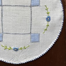 画像10: イギリス ヴィンテージ  リネンドイリー 2枚セット爽やかなブルーのお花ハンドメイド刺繍 ドロンワーク(約18cm) (10)