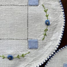 画像6: イギリス ヴィンテージ  リネンドイリー 2枚セット爽やかなブルーのお花ハンドメイド刺繍 ドロンワーク(約18cm) (6)