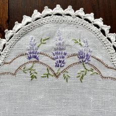 画像6: イギリス ヴィンテージ リネンドイリー 2枚セット藤の花ハンドメイド刺繍 クロッシェレース(約23cm) (6)