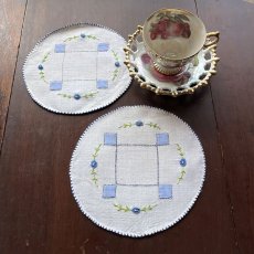 画像1: イギリス ヴィンテージ  リネンドイリー 2枚セット爽やかなブルーのお花ハンドメイド刺繍 ドロンワーク(約18cm) (1)