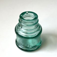 画像2: イギリス ヴィクトリアンガラス インク瓶 丸型タイプ Antique Glass Bottle 古いガラスビン(約高さ5.8cm) EY8986 (2)