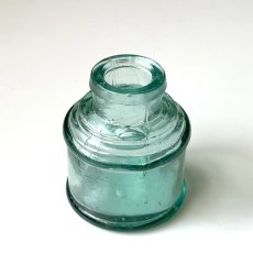 画像2: イギリス ヴィクトリアンガラス インク瓶 丸型タイプ Antique Glass Bottle 古いガラスビン(約高さ6.3cm) EY8989 (2)