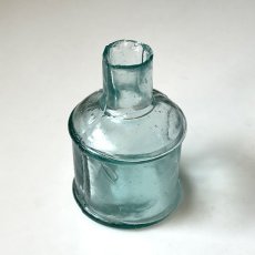 画像2: イギリス ヴィクトリアンガラス インク瓶 丸型タイプ Antique Glass Bottle 古いガラスビン(約高さ7.2cm) EY8984 (2)