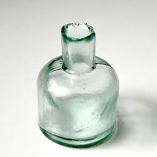 画像1: イギリス ヴィクトリアンガラス インク瓶 丸型タイプ Antique Glass Bottle 古いガラスビン(約高さ6.2cm) EY8983 (1)