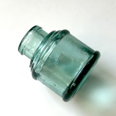 画像4: イギリス ヴィクトリアンガラス インク瓶 丸型タイプ Antique Glass Bottle 古いガラスビン(約高さ6.3cm) EY8989 (4)