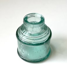 画像1: イギリス ヴィクトリアンガラス インク瓶 丸型タイプ Antique Glass Bottle 古いガラスビン(約高さ6.3cm) EY8989 (1)