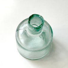 画像3: イギリス ヴィクトリアンガラス インク瓶 丸型タイプ Antique Glass Bottle 古いガラスビン(約高さ6.2cm) EY8983 (3)