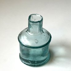 画像1: イギリス ヴィクトリアンガラス インク瓶 丸型タイプ Antique Glass Bottle 古いガラスビン(約高さ7.2cm) EY8984 (1)