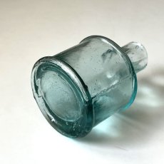 画像6: イギリス ヴィクトリアンガラス インク瓶 丸型タイプ Antique Glass Bottle 古いガラスビン(約高さ7.2cm) EY8984 (6)