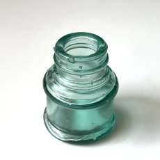 画像1: イギリス ヴィクトリアンガラス インク瓶 丸型タイプ Antique Glass Bottle 古いガラスビン(約高さ5.8cm) EY8986 (1)