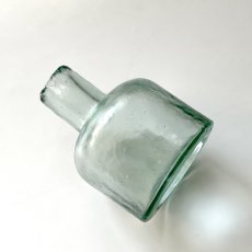 画像4: イギリス ヴィクトリアンガラス インク瓶 丸型タイプ Antique Glass Bottle 古いガラスビン(約高さ6.2cm) EY8983 (4)