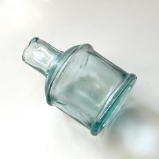 画像4: イギリス ヴィクトリアンガラス インク瓶 丸型タイプ Antique Glass Bottle 古いガラスビン(約高さ7.2cm) EY8984 (4)