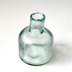 画像2: イギリス ヴィクトリアンガラス インク瓶 丸型タイプ Antique Glass Bottle 古いガラスビン(約高さ6.2cm) EY8983 (2)