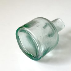 画像6: イギリス ヴィクトリアンガラス インク瓶 丸型タイプ Antique Glass Bottle 古いガラスビン(約高さ6.2cm) EY8983 (6)