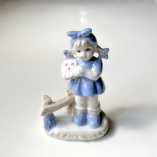 画像6: イギリス  ヴィンテージ 女の子ブルー陶器置物 フィギュリン 人形オブジェ雑貨 アニマルコレクション(約 高さ11.1cm) (6)