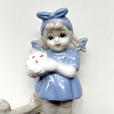 画像5: イギリス  ヴィンテージ 女の子ブルー陶器置物 フィギュリン 人形オブジェ雑貨 アニマルコレクション(約 高さ11.1cm) (5)