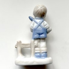 画像4: イギリス  ヴィンテージ 男の子ブルー陶器置物 フィギュリン 人形オブジェ雑貨 アニマルコレクション(約 高さ10.6cm) (4)