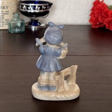 画像13: イギリス  ヴィンテージ 女の子ブルー陶器置物 フィギュリン 人形オブジェ雑貨 アニマルコレクション(約 高さ11.1cm) (13)
