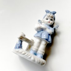 画像10: イギリス  ヴィンテージ 女の子ブルー陶器置物 フィギュリン 人形オブジェ雑貨 アニマルコレクション(約 高さ11.1cm) (10)