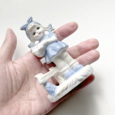 画像11: イギリス  ヴィンテージ 女の子ブルー陶器置物 フィギュリン 人形オブジェ雑貨 アニマルコレクション(約 高さ11.1cm) (11)