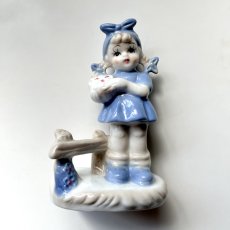 画像3: イギリス  ヴィンテージ 女の子ブルー陶器置物 フィギュリン 人形オブジェ雑貨 アニマルコレクション(約 高さ11.1cm) (3)