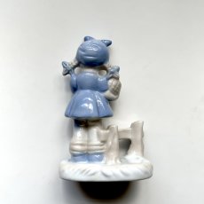 画像4: イギリス  ヴィンテージ 女の子ブルー陶器置物 フィギュリン 人形オブジェ雑貨 アニマルコレクション(約 高さ11.1cm) (4)
