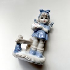 画像2: イギリス  ヴィンテージ 女の子ブルー陶器置物 フィギュリン 人形オブジェ雑貨 アニマルコレクション(約 高さ11.1cm) (2)