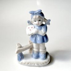 画像7: イギリス  ヴィンテージ 女の子ブルー陶器置物 フィギュリン 人形オブジェ雑貨 アニマルコレクション(約 高さ11.1cm) (7)