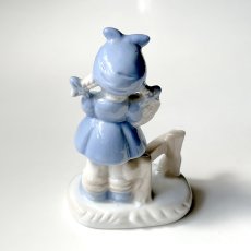 画像8: イギリス  ヴィンテージ 女の子ブルー陶器置物 フィギュリン 人形オブジェ雑貨 アニマルコレクション(約 高さ11.1cm) (8)