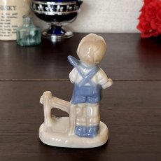 画像9: イギリス  ヴィンテージ 男の子ブルー陶器置物 フィギュリン 人形オブジェ雑貨 アニマルコレクション(約 高さ10.6cm) (9)