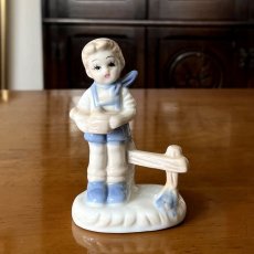 画像1: イギリス  ヴィンテージ 男の子ブルー陶器置物 フィギュリン 人形オブジェ雑貨 アニマルコレクション(約 高さ10.6cm) (1)