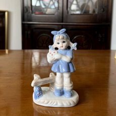 画像1: イギリス  ヴィンテージ 女の子ブルー陶器置物 フィギュリン 人形オブジェ雑貨 アニマルコレクション(約 高さ11.1cm) (1)