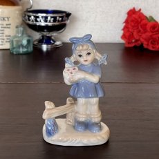 画像12: イギリス  ヴィンテージ 女の子ブルー陶器置物 フィギュリン 人形オブジェ雑貨 アニマルコレクション(約 高さ11.1cm) (12)