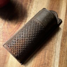 画像7: イギリス アンティークチーズグレーター Grater 英国製 キッチン雑貨 スパイス・ナツメグおろし器 (7)