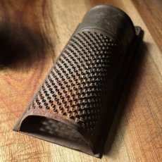 画像9: イギリス アンティークチーズグレーター Grater 英国製 キッチン雑貨 スパイス・ナツメグおろし器 (9)
