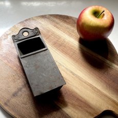 画像1: イギリス アンティークチーズグレーター Grater 英国製 キッチン雑貨 スパイス・ナツメグおろし器 (1)