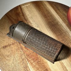 画像6: イギリス アンティークチーズグレーター Grater 英国製 キッチン雑貨 スパイス・ナツメグおろし器 (6)