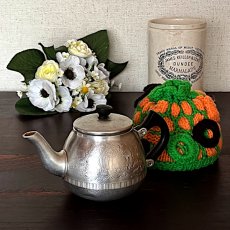 画像1: イギリス 1950年代 英国製スワンブランド アルミニウムウォーター ケトル ハンドメイドカバー付き Tea Pot: Swan Brand (約 高さ9.4cm) (1)