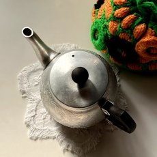 画像8: イギリス 1950年代 英国製スワンブランド アルミニウムウォーター ケトル ハンドメイドカバー付き Tea Pot: Swan Brand (約 高さ9.4cm) (8)
