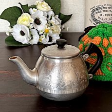 画像2: イギリス 1950年代 英国製スワンブランド アルミニウムウォーター ケトル ハンドメイドカバー付き Tea Pot: Swan Brand (約 高さ9.4cm) (2)