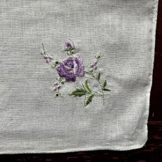 画像3: イギリス ビンテージハンカチ むらさき花刺繍 (3)