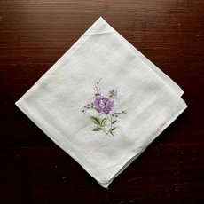 画像1: イギリス ビンテージハンカチ むらさき花刺繍 (1)